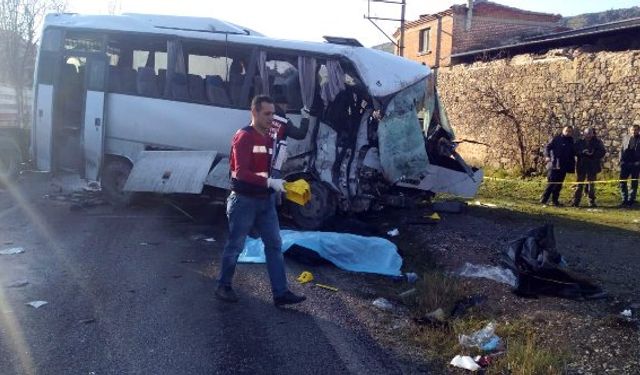 İzmir Bergama’da korkunç trafik kazası: 4 kişi öldü, 8 kişi yaralandı