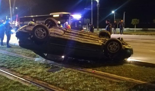 İzmir Konak’ta takla atan otomobil tramvay yoluna devrildi: 2 yaralı