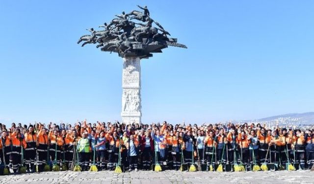 İzmir'de işe başlayan kadın süpürgeciler alkış topladı