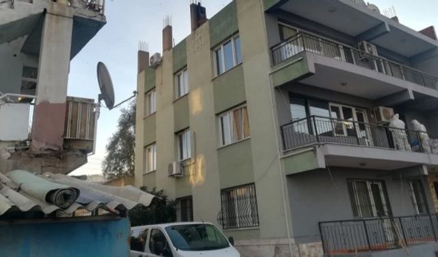 İzmir Çiğli’de yaşlı adam karısını baltayla ağır yaraladı