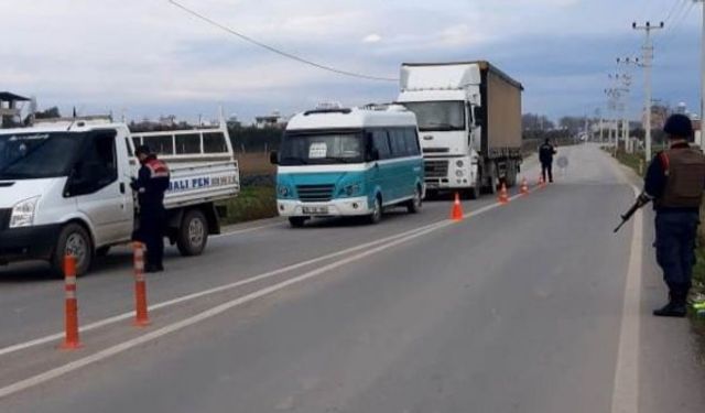 İzmir’de jandarmadan uygulama: 39 şahıs yakalandı, 28 araç trafikten men edildi