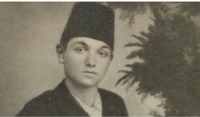 Şair Yahya Kemal Beyatlı kimdir kısaca hayatı biyografisi edebi kişiliği, en ünlü şiiri en iyi şiirleri önemli eserleri