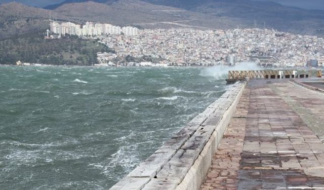 Son Dakika İzmir fırtına kabusu geri döndü, vapur seferleri iptal edildi