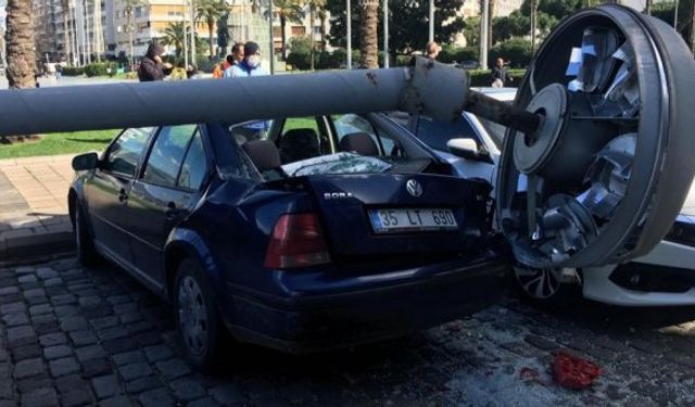 Son Dakika İzmir, Konak’ta aydınlatma direği 5 aracın üzerine düştü