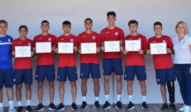 İzmir Altınordu Futbol Akademisi ALFA 8 sporcuyu A Takıma gönderdi