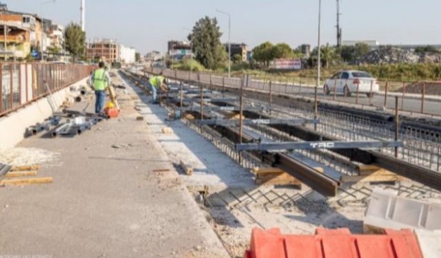 İzmir Çiğli Tramvay hattı inşaatı için ilk raylar döşendi