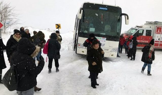 İzmir Bozdağ'da Zinciri Olmayan Otobüste 46 Vatandaş Mahsur Kaldı