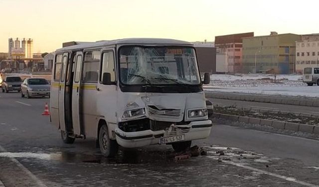 Uşak Sivaslı Yolu Halil Kaya Gedik Bulvarı trafik kazası: 4 kişi yaralandı