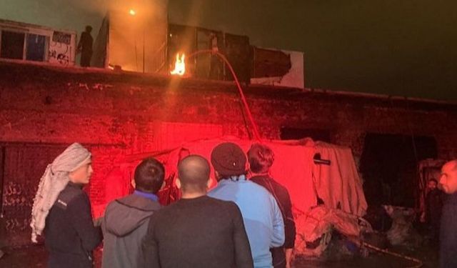 İzmir Bayraklı Adalet Mahallesi yangın: Ozan Abay Caddesi’nde hurda deposunda yangın