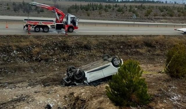 Kütahya Afyon karayolu trafik kazası: Otomobil şarampole devrildi