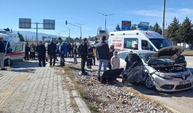 Kütahya Gediz Uşak yolunda trafik kazası: Jandarma kavşağında 10 yaralı