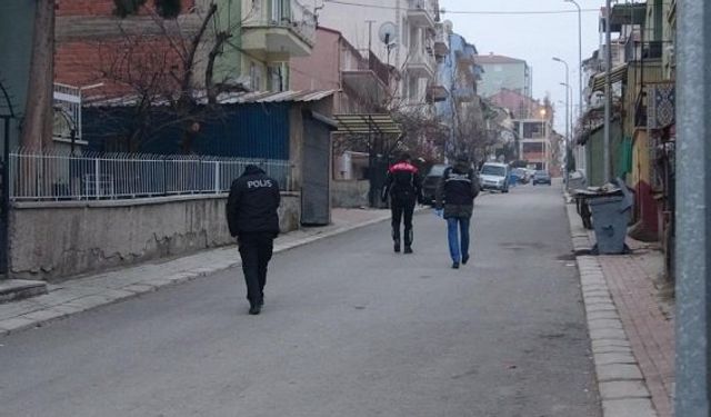 Uşak Fevzi Çakmak Mahallesi Muhsin Yazıcıoğlu Caddesi silahlı kavga: 2 yaralı