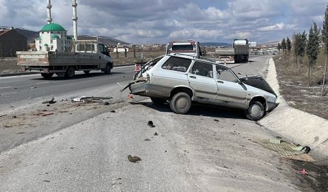 Afyon Emirdağ trafik kazası: Suvermez Köyü Kavşağı trafik kazasında tırla otomobil çarpıştı