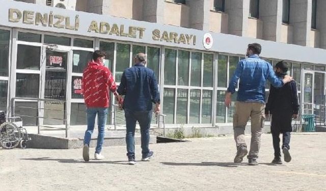 Denizli Merkezefendi Muratdede Mahallesi Mehmet Akif Ersoy Anadolu Lisesi önünde bıçaklı kavga