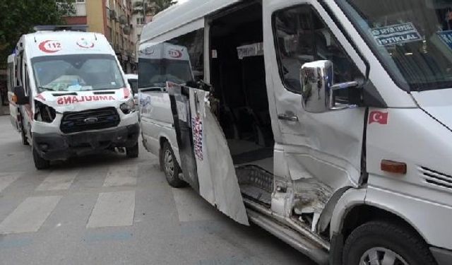 Denizli Merkezefendi Saraylar Mahallesi trafik kazası: Hasta taşıyan ambulans dolmuşla çarpıştı