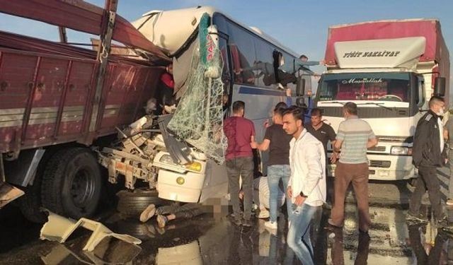 Manisa Turgutlu karayolu trafik kazası: İşçi servisi tıra çarptı, Kamuran Alan öldü, 30 kişi yaralandı