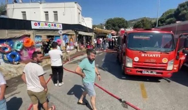 Muğla Bodrum Gündoğan Mahallesi yangın Şehit Uğur Öztop Caddesi’nde işyerleri yandı