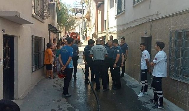 İzmir Konak Zeybek Mahallesi’nde madde bağımlısı, annesi ve kız kardeşinin yaşadığı evi kundakladı