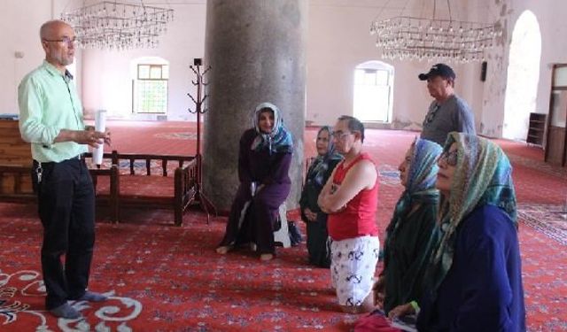 İzmir Selçuk İsa Bey Camii İmamı İbrahim Taşdemir gönül köprüsü kuruyor