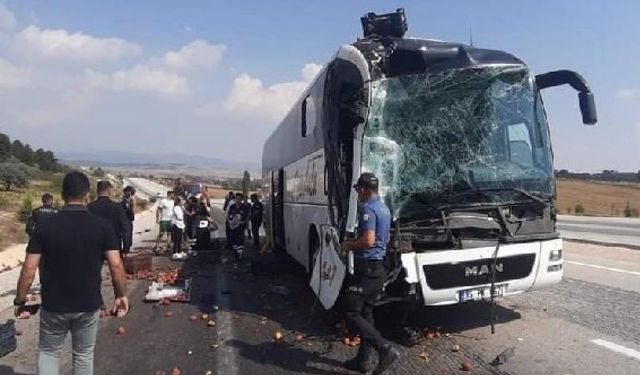 Kütahya Altıntaş Dumlupınar yolunda trafik kazası yolcu otobüsü kamyona çarptı: 8 yaralı