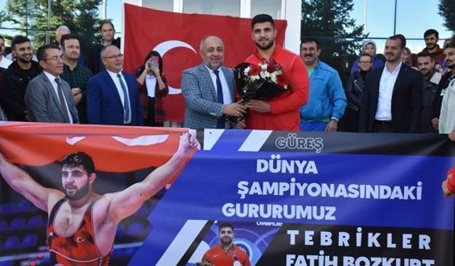 Afyonlu Dünya Güreş Şampiyonu Fatih Bozkurt’a coşkulu karşılama