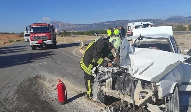 Denizli Acıpayam trafik kazası, otomobil ile traktör çarpıştı: 5 kişi yaralandı