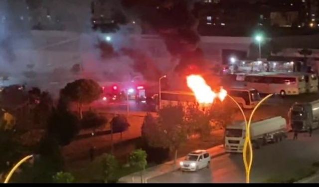 İzmir Aliağa’da servis otobüsü alev alev yandı