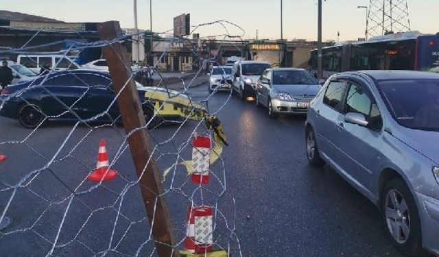 İzmir Bornova Egemenlik Mahallesi’nde mülk sahipleri yola tel çit çektirdi