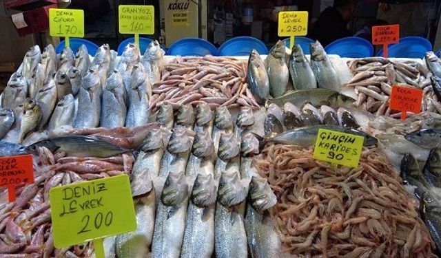İzmir’de balık fiyatları yarı yarıya düştü