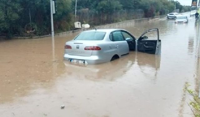 İzmir’de sağanak yağış sonrası Mustafa Kemal Sahil Bulvarı'nda sel baskını