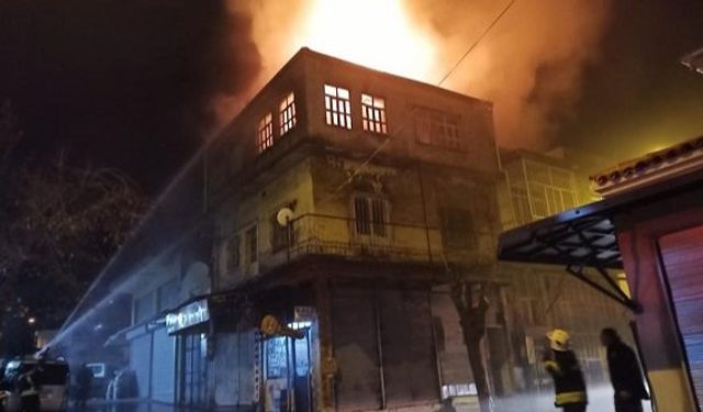 Manisa Şehzadeler Çarşı Mahallesi çarşıda yangın