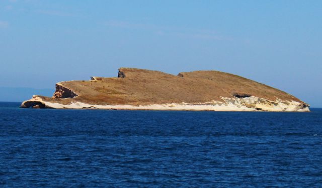 30 Ağustos'ta bazı vatandaşlar, Foça'daki Atatürk Adası'nı görmeye gitti