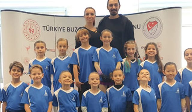 İzmirli sporcular, Artistik Buz Pateni Atatürk Kupası'nda şov yaptı