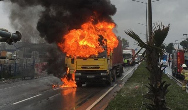 İzmir Menemen'de TIR, alev alev yandı