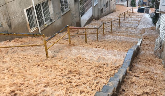 Konak Halil Rıfatpaşa Caddesi'nde patlayan su borusu hayatı felç etti