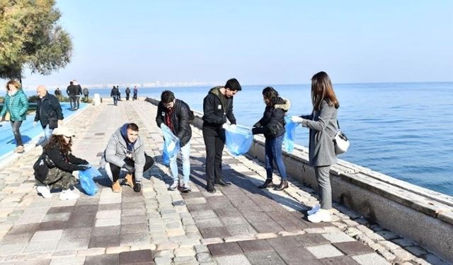 İzmir’de iyilik var etkinliğinde Kordon'da kıyı temizliği yapıldı