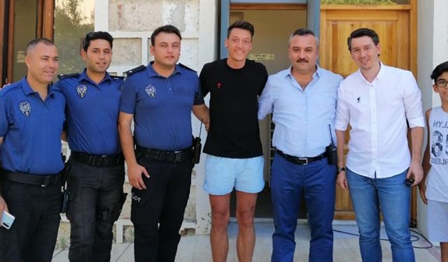 Alaçatı'da tatil yapan Mesut Özil, polis merkezini ziyaret etti