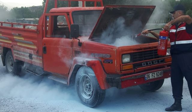 Aliağa'da jandarma, kamyonet sürücüsünün hayatını kurtardı