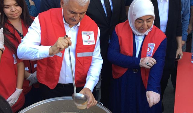 Binali Yıldırım, İzmir Karşıyaka'da okul açılışına katıldı