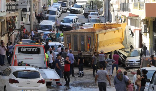 Bornova'da freni patlayan kamyon, sokaktaki araçları biçti