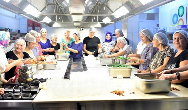 Bornovalı kadınlar, Bornova Belediyesi Mutfak Atölyesi'nde eğitim gördü