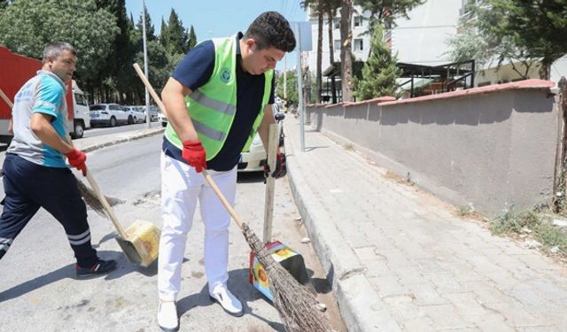 Caddede temizlik yapan Buca Belediye Başkanı, çevredekileri şaşırttı