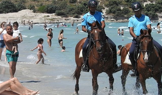 Çeşme plajlarındaki atlı ekipler görenleri şaşırttı