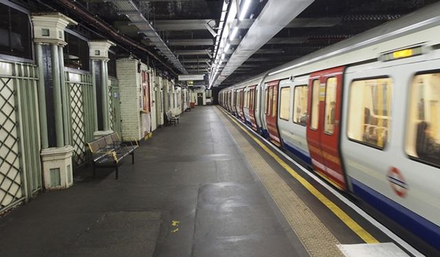 İngiltere metrosunda cinsel içerikli film skandalı, ülke gündemine damga vurdu