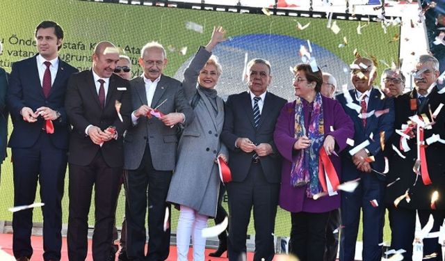 İzmir 15 Temmuz Demokrasi Şehitleri Meydanı açıldı