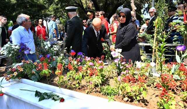 İzmir, 15 Temmuz şehitlerini Kadifekale şehitliğinde andı