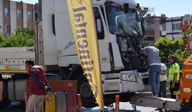 İzmir Aliağa'da TIR, kamyonete çarptı! TIR şoförü ağır yaralı