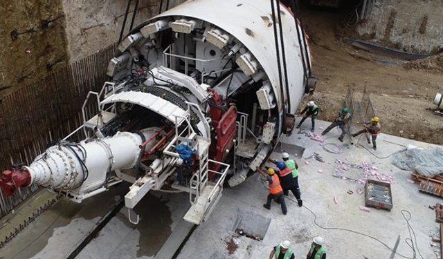 İzmir Balçova - Narlıdere Metrosu için dev makine yer altına girdi