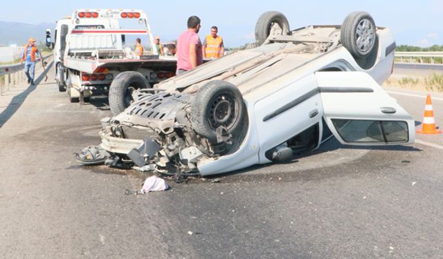 İzmir Bergama'da bariyere çarpan araç hurdaya döndü