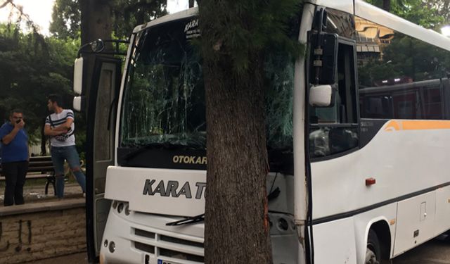 İzmir Bornova'da frenleri patlayan öğrenci servisi ağaca çarptı: 15 yaralı